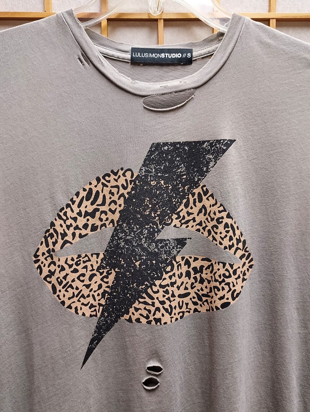 โก๏ธ๐๐ Vici Lulu Simon Studio Lightning Leopard Distressed Hole Shirt Women's S - Picture 3 of 4